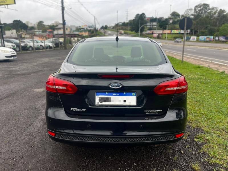 FORD - FOCUS - 2017/2018 - Preta - R$ 68.900,00
