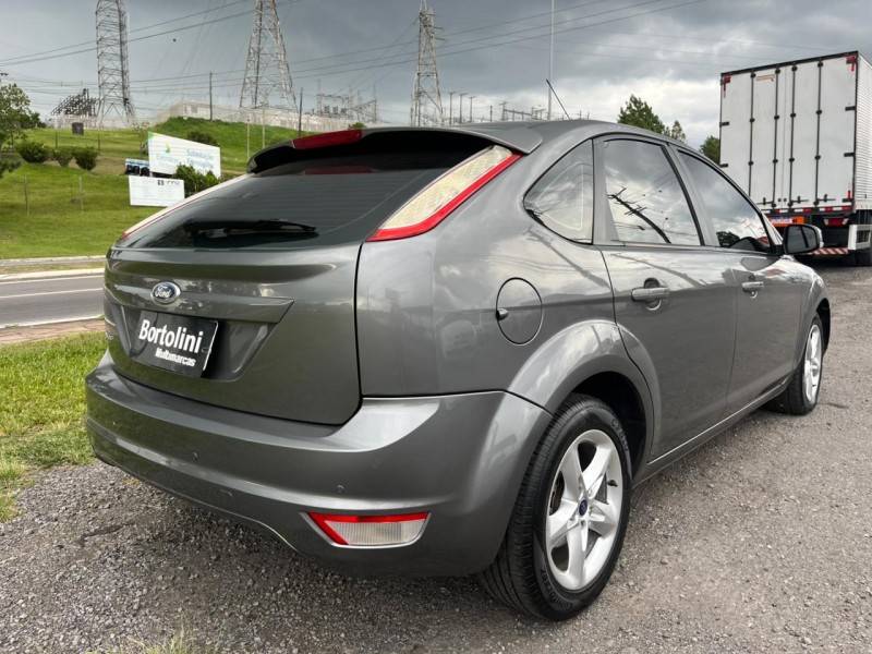 FORD - FOCUS - 2012/2013 - Cinza - R$ 44.900,00