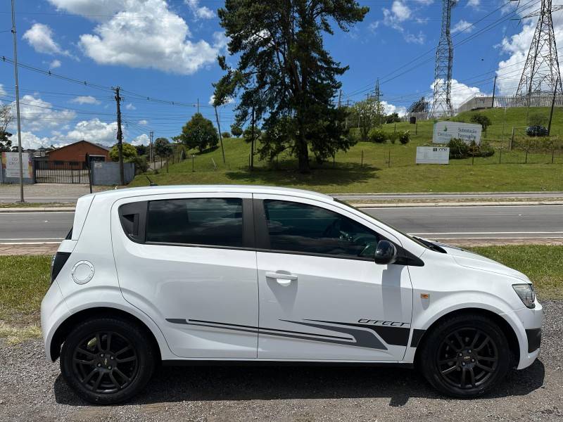 CHEVROLET - SONIC - 2013/2014 - Branca - R$ 41.900,00