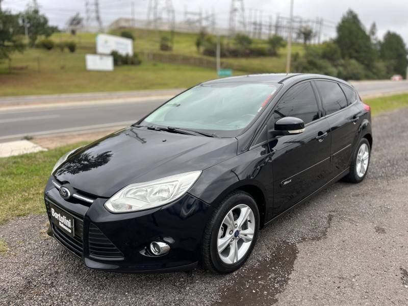 FORD - FOCUS - 2013/2014 - Preta - R$ 51.900,00