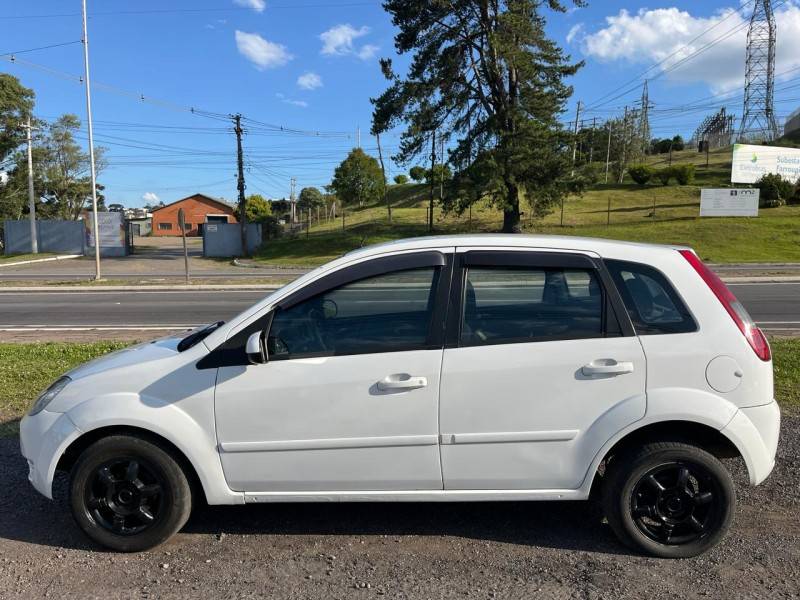 FORD - FIESTA - 2002/2003 - Branca - R$ 17.900,00
