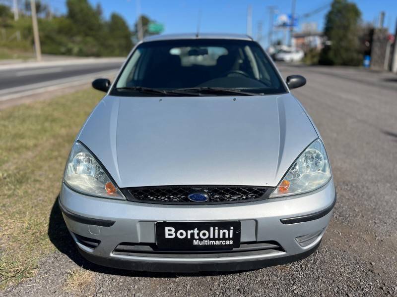 FORD - FOCUS - 2005/2006 - Prata - R$ 21.900,00