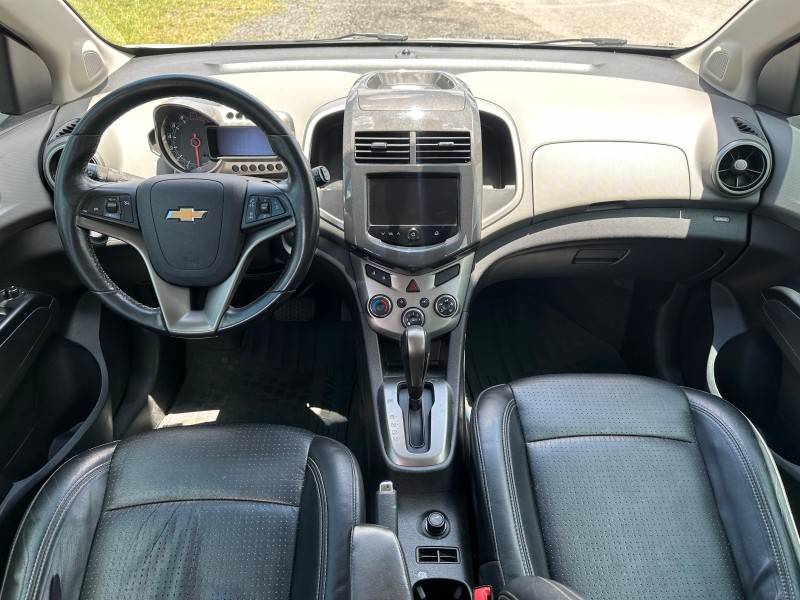 CHEVROLET - SONIC - 2013/2014 - Branca - R$ 41.900,00