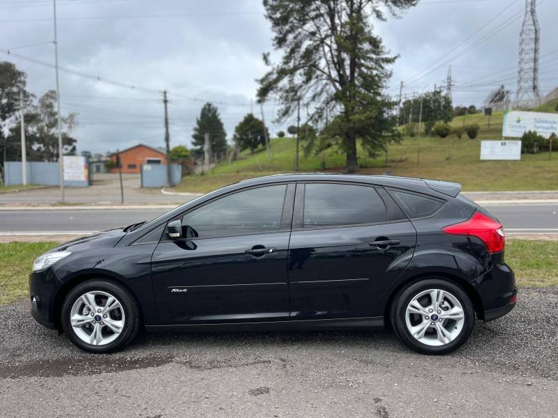 FORD - FOCUS - 2013/2014 - Preta - R$ 51.900,00