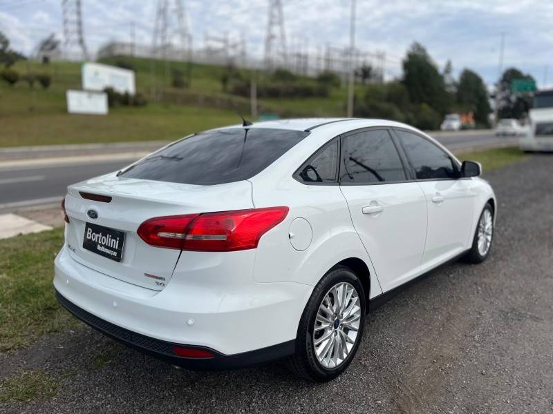 FORD - FOCUS - 2017/2018 - Branca - R$ 59.900,00