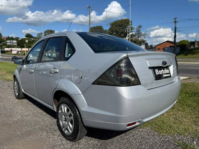 FORD - FIESTA - 2013/2014 - Prata - R$ 36.900,00