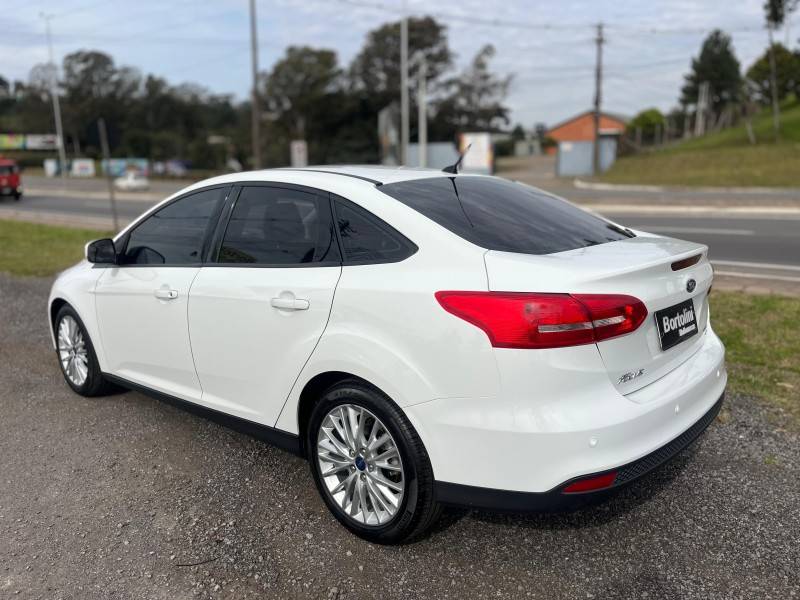 FORD - FOCUS - 2017/2018 - Branca - R$ 59.900,00