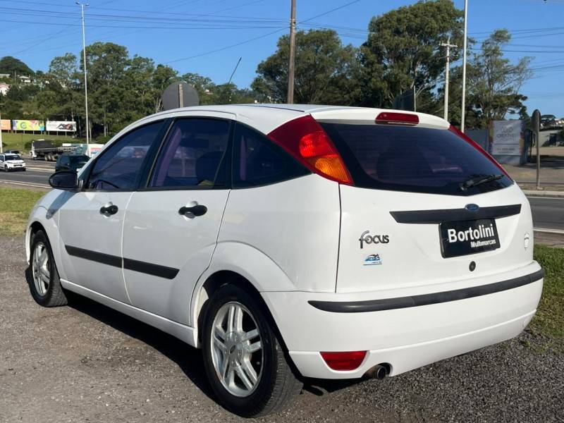 FORD - FOCUS - 2005/2006 - Branca - R$ 24.900,00