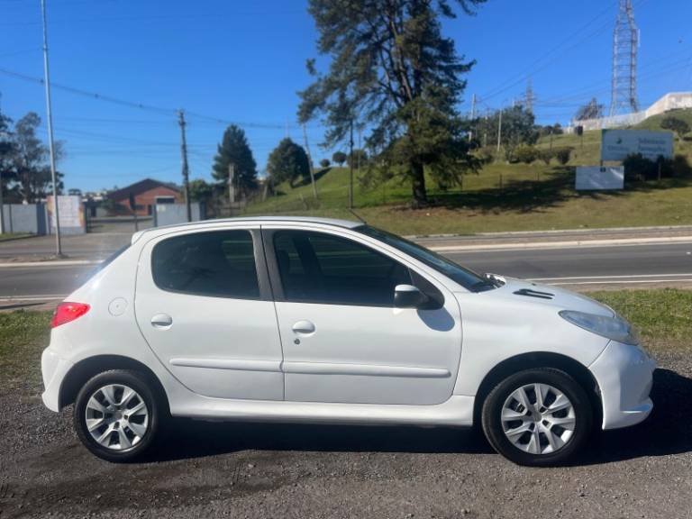 PEUGEOT - 207 - 2013/2014 - Branca - R$ 28.900,00