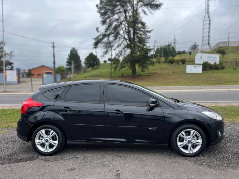 FORD - FOCUS - 2013/2014 - Preta - R$ 51.900,00