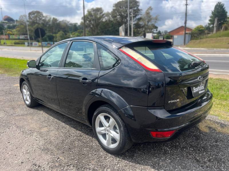 FORD - FOCUS - 2010/2010 - Preta - R$ 33.900,00