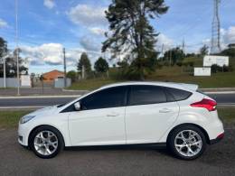 FORD - FOCUS - 2015/2016 - Branca - R$ 60.900,00