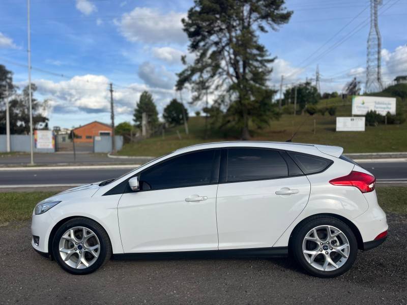 FORD - FOCUS - 2015/2016 - Branca - R$ 60.900,00