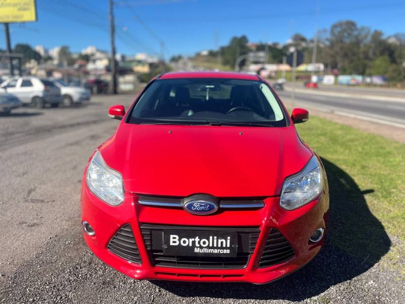 FORD - FOCUS - 2015/2015 - Vermelha - R$ 51.900,00