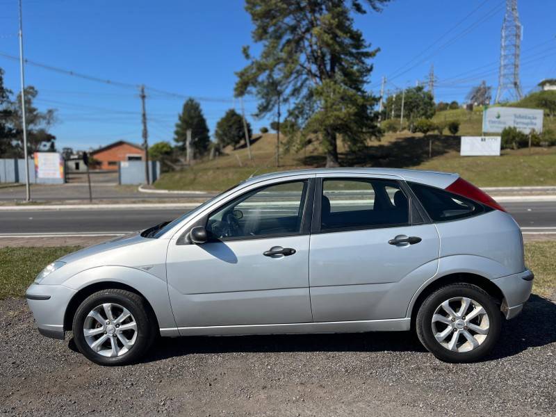 FORD - FOCUS - 2005/2006 - Prata - R$ 21.900,00