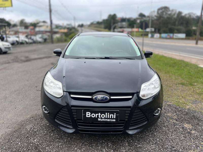 FORD - FOCUS - 2013/2014 - Preta - R$ 51.900,00
