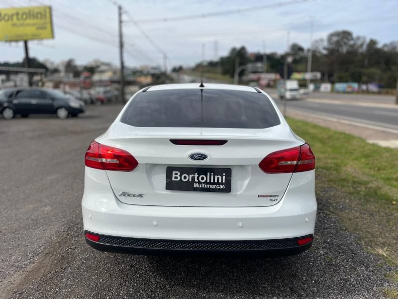 FORD - FOCUS - 2017/2018 - Branca - R$ 59.900,00
