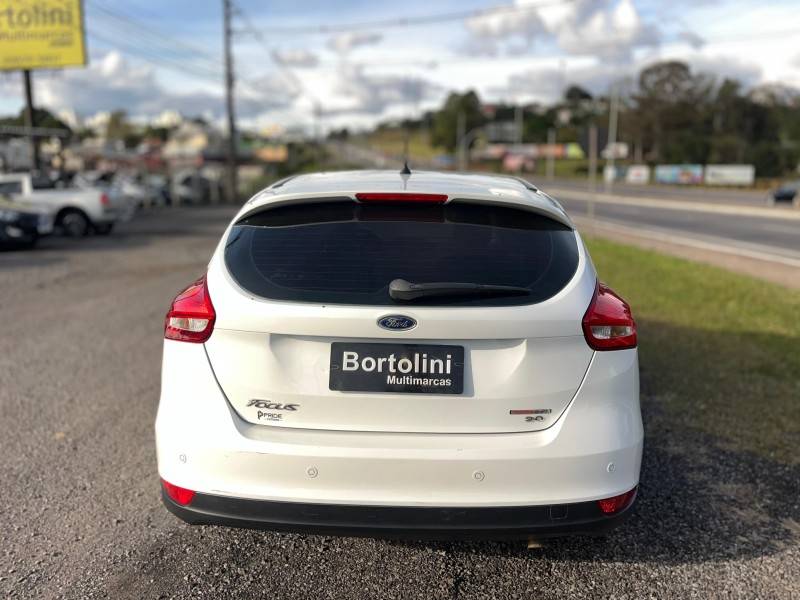 FORD - FOCUS - 2015/2016 - Branca - R$ 60.900,00