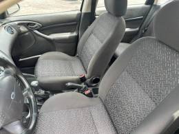 FORD - FOCUS - 2006/2007 - Preta - R$ 25.900,00