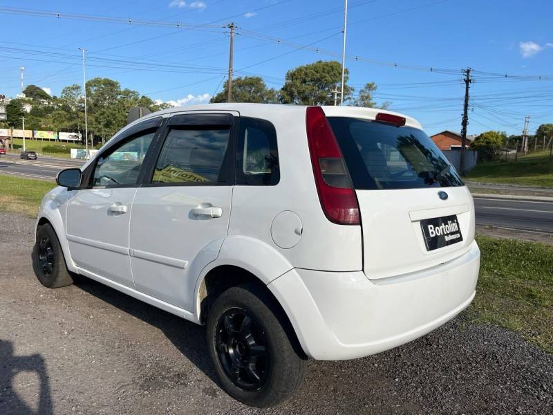 FORD - FIESTA - 2002/2003 - Branca - R$ 17.900,00