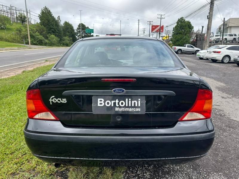FORD - FOCUS - 2006/2007 - Preta - R$ 25.900,00