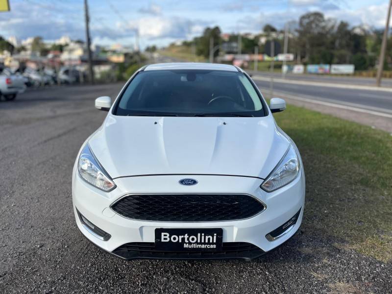 FORD - FOCUS - 2015/2016 - Branca - R$ 60.900,00