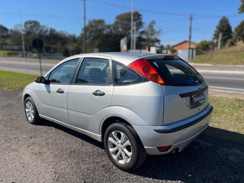 FORD - FOCUS - 2005/2006 - Prata - R$ 21.900,00