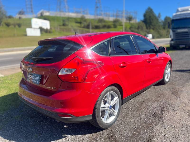 FORD - FOCUS - 2015/2015 - Vermelha - R$ 51.900,00