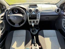 FORD - FIESTA - 2013/2014 - Prata - R$ 36.900,00