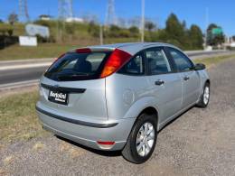 FORD - FOCUS - 2005/2006 - Prata - R$ 21.900,00