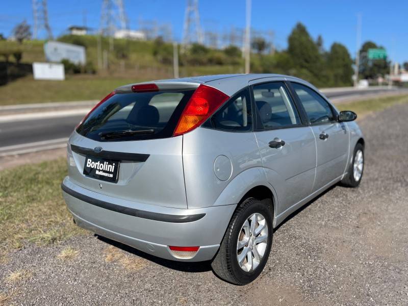 FORD - FOCUS - 2005/2006 - Prata - R$ 21.900,00