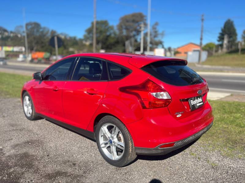 FORD - FOCUS - 2015/2015 - Vermelha - R$ 51.900,00