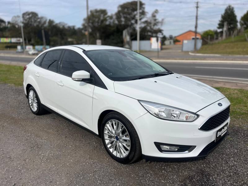 FORD - FOCUS - 2017/2018 - Branca - R$ 59.900,00