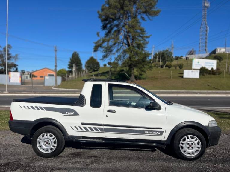 FIAT - STRADA - 2005/2006 - Branca - R$ 27.900,00