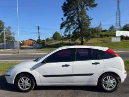 FORD - FOCUS - 2005/2006 - Branca - R$ 24.900,00