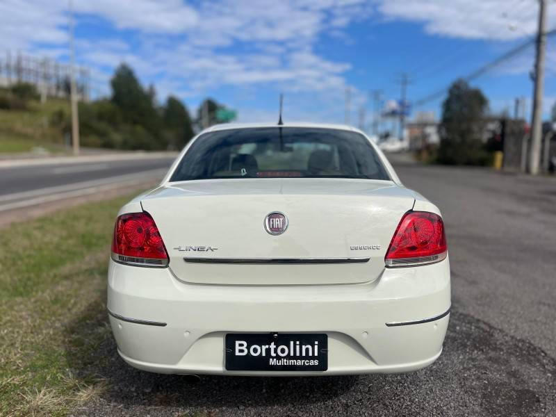 FIAT - LINEA - 2013/2014 - Branca - R$ 35.900,00