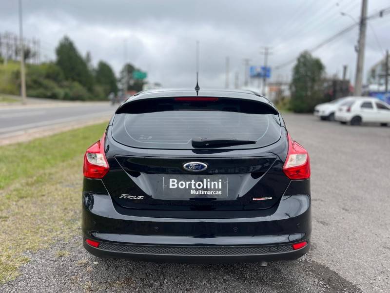 FORD - FOCUS - 2013/2014 - Preta - R$ 51.900,00