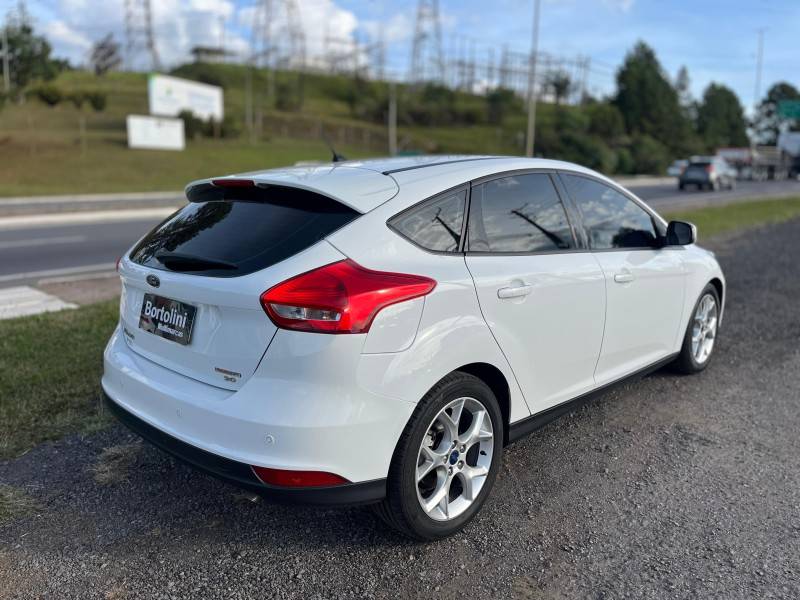 FORD - FOCUS - 2015/2016 - Branca - R$ 60.900,00