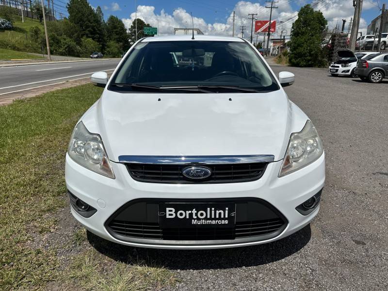 FORD - FOCUS - 2012/2013 - Branca - R$ 45.900,00