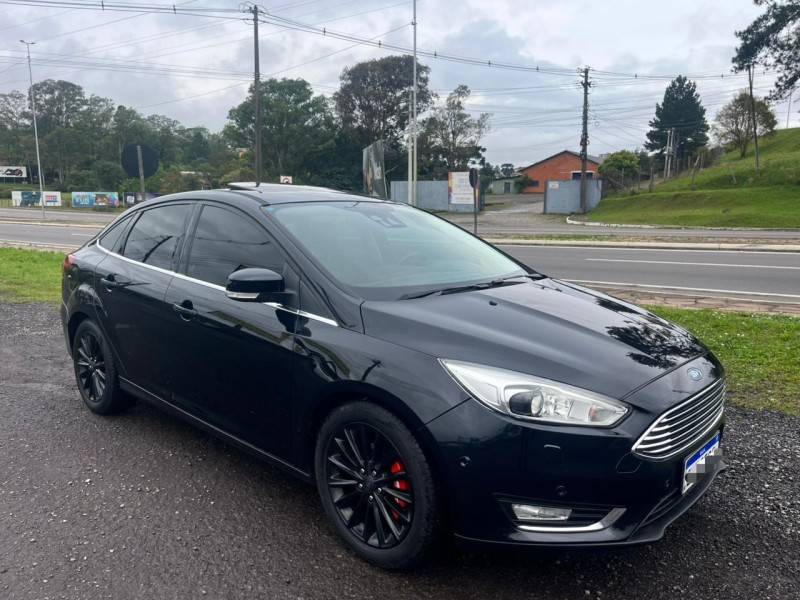 FORD - FOCUS - 2017/2018 - Preta - R$ 68.900,00