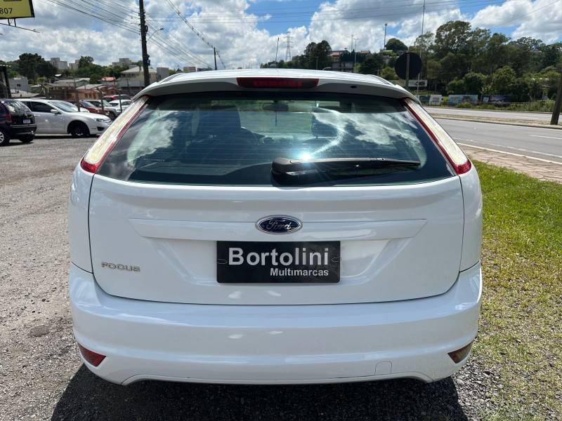 FORD - FOCUS - 2012/2013 - Branca - R$ 45.900,00