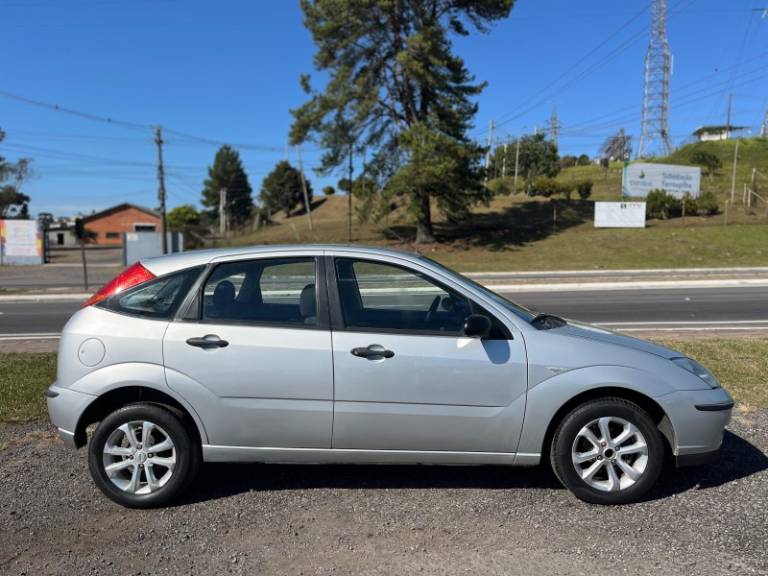 FORD - FOCUS - 2005/2006 - Prata - R$ 21.900,00