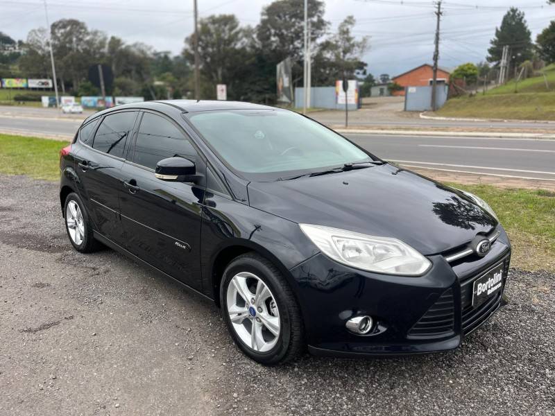 FORD - FOCUS - 2013/2014 - Preta - R$ 51.900,00