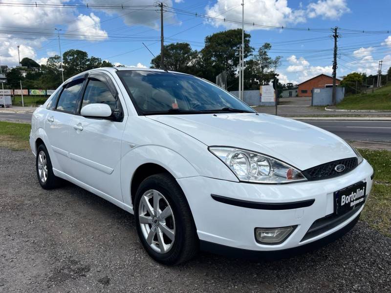 FORD - FOCUS - 2005/2005 - Branca - R$ 21.900,00