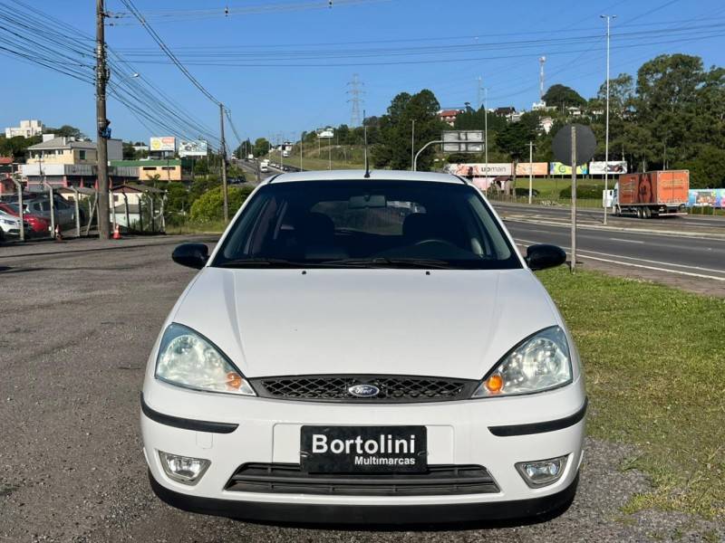 FORD - FOCUS - 2005/2006 - Branca - R$ 24.900,00