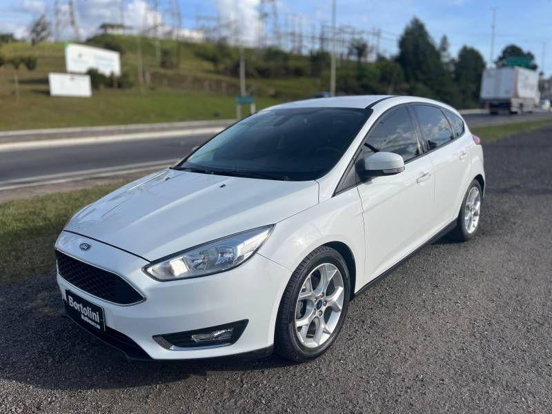 FORD - FOCUS - 2015/2016 - Branca - R$ 60.900,00