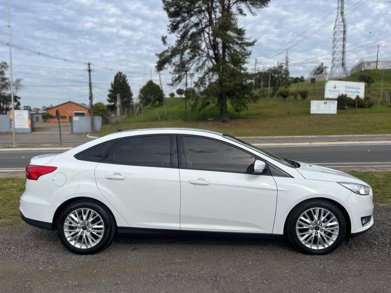 FORD - FOCUS - 2017/2018 - Branca - R$ 59.900,00