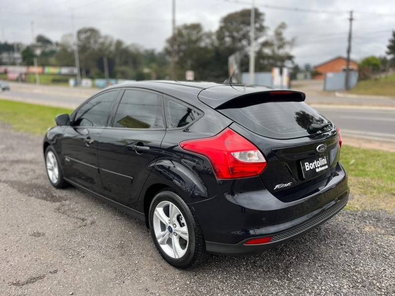 FORD - FOCUS - 2013/2014 - Preta - R$ 51.900,00