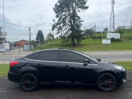 FORD - FOCUS - 2017/2018 - Preta - R$ 68.900,00