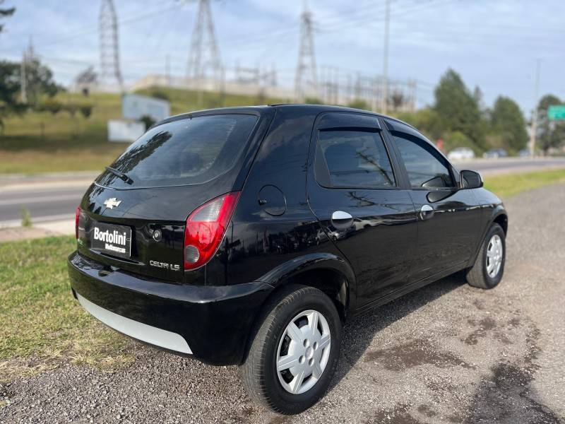 CHEVROLET - CELTA - 2013/2013 - Preta - R$ 27.900,00